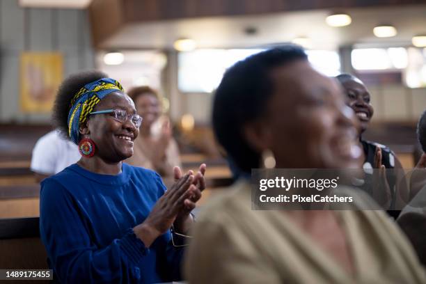 woman clapping hands in church service - smeken stockfoto's en -beelden