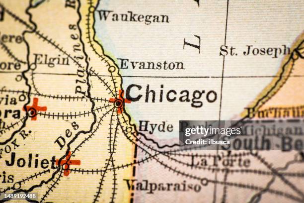 illustrations, cliparts, dessins animés et icônes de carte de l’atlas antique macro gros plan: chicago, illinois - vintage chicago map