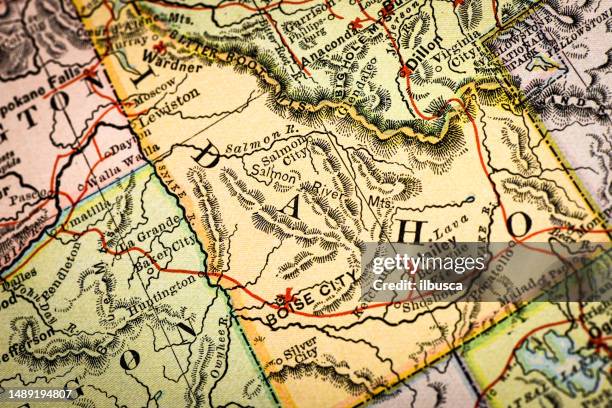 ilustraciones, imágenes clip art, dibujos animados e iconos de stock de primer plano macro del mapa del atlas antiguo: idaho - idaho