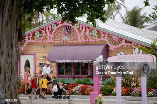 albert meadows antique shop. - captiva island stock-fotos und bilder