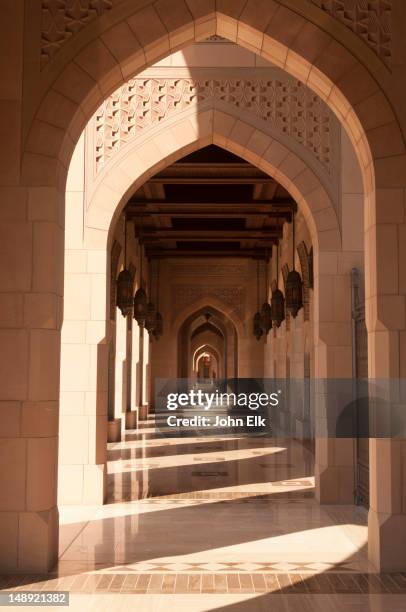 sultan qaboos grand mosque, courtyard walkway. - moschea foto e immagini stock