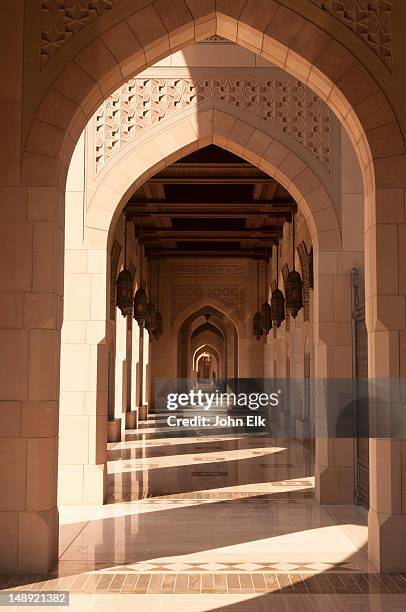 sultan qaboos grand mosque, courtyard walkway. - sultan qaboos grand mosque stock pictures, royalty-free photos & images