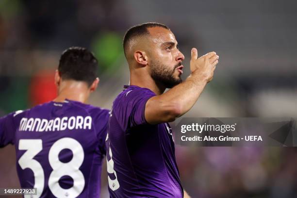 Arthur Cabral of ACF Fiorentina celebrates with teammates after scoring the team's first goal during the UEFA Europa Conference League semi-final...