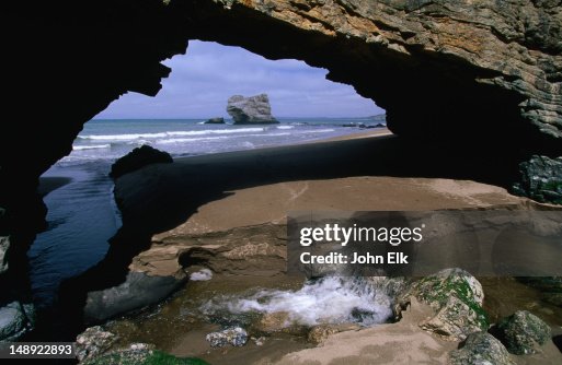 Point Reyes Arch Arch Rock With Coastal Creek In The Point Reyes National Seashore ストック ...
