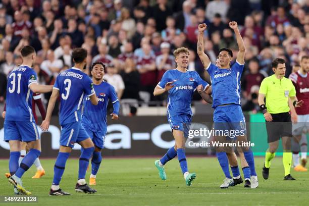 Tijjani Reijnders of AZ Alkmaar celebrates with teammates after scoring the team's first goal during the UEFA Europa Conference League semi-final...