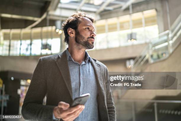 hombre maduro en una estación de metro - mirar alrededor fotografías e imágenes de stock