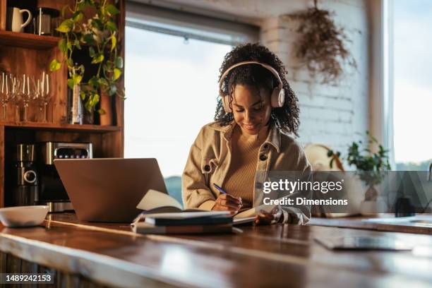 studente che prende appunti durante la lezione online. - educazione online foto e immagini stock