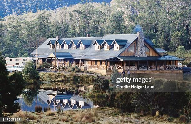 cradle mountain lodge. - cradle mountain tasmania stockfoto's en -beelden