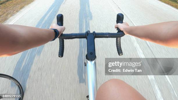 point of view female chinese cyclist leading competing in sports race cycling event at rudal scene - groep fietsers stockfoto's en -beelden