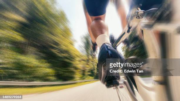 ponto de vista ciclista chinês masculino pedalando sozinho na cena rural - líder da corrida atleta - fotografias e filmes do acervo
