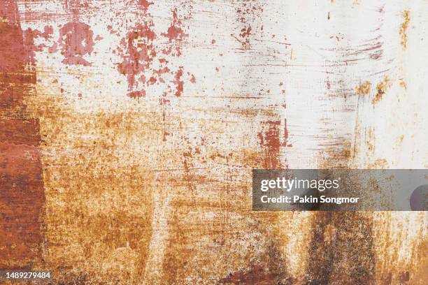 full frame shot of abstract grunge striped texture with scratches of rust on zinc background. - rouillé photos et images de collection