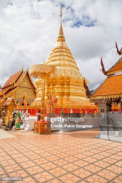 wat phra that doi suthep is tourist attraction of chiang mai, chiag mai province, thailand - cidade de chiang mai imagens e fotografias de stock