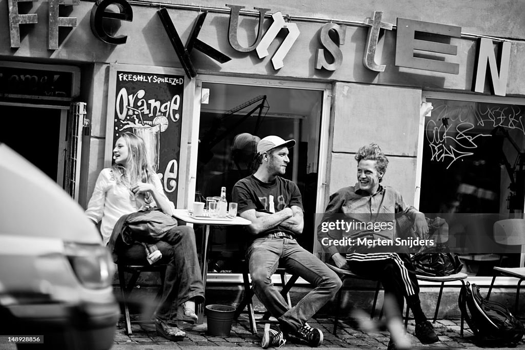 People at a coffee bar terrace on Larsbjornsstraede.