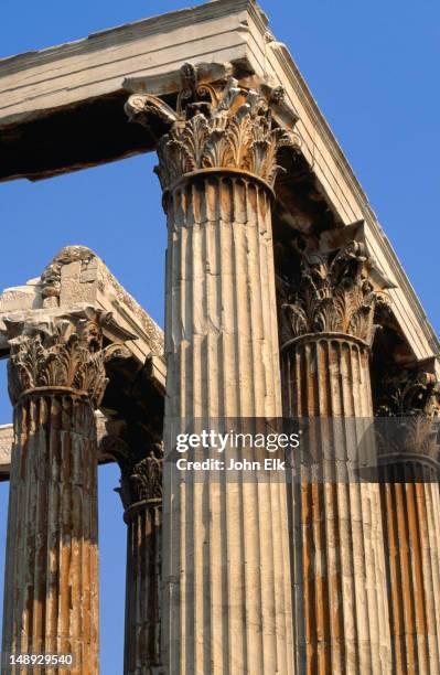 the imposing corinthian columns of the temple of olympian zeus are 17 metres high with a base diameter of 1.7 metres. the fifteen remaining upright columns have been standing for approximately 2000 years. - korinthisch stock-fotos und bilder