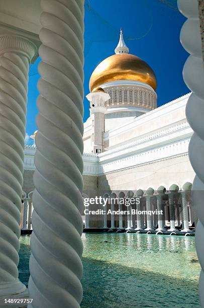 ablution pond at omar ali saifuddien mosque. - bandar seri begawan stock pictures, royalty-free photos & images