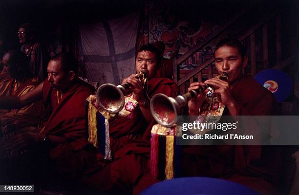 monks playing horns at the mani rimdu festival at chiwang gompa (monastery). - mani rimdu festival bildbanksfoton och bilder