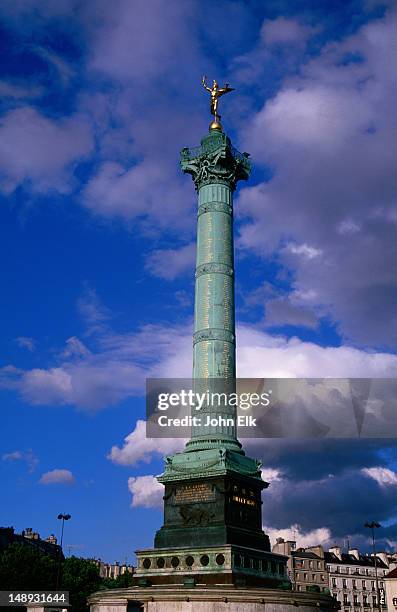 place de la bastille, colonne de juillet. - bastille day stockfoto's en -beelden