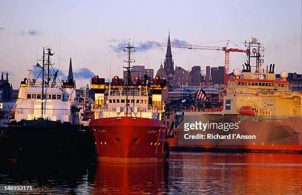 ships at the aberdeen docks from pocra quay. - aberdeen scotland foto e immagini stock