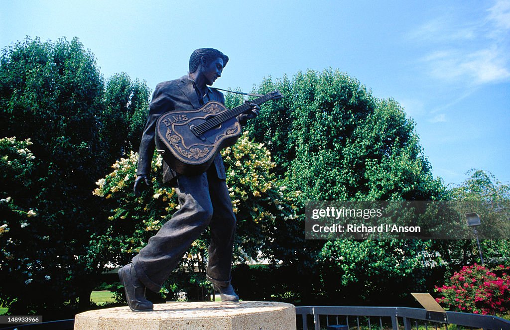 Elvis Presley statue on Beale Street.