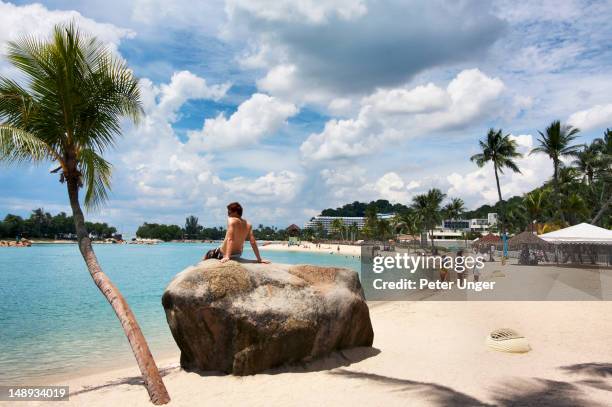 siloso beach on sentosa island. - isla de sentosa fotografías e imágenes de stock