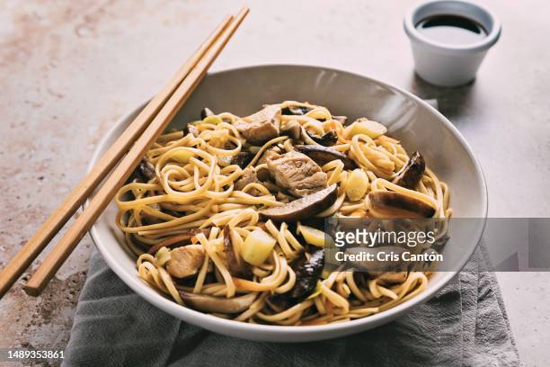 chinese noodles with chicken and mushrooms - teriyaki stock pictures, royalty-free photos & images