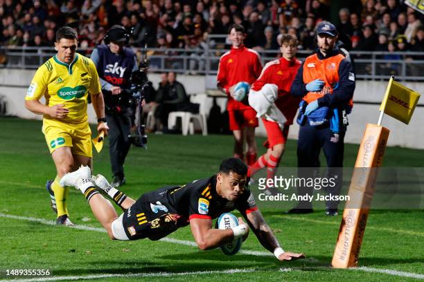 Etene Nanai-Seturo of the Chiefs dives over to score a try during the round 12 Super Rugby Pacific match between Chiefs and Queensland Reds at Yarrow...