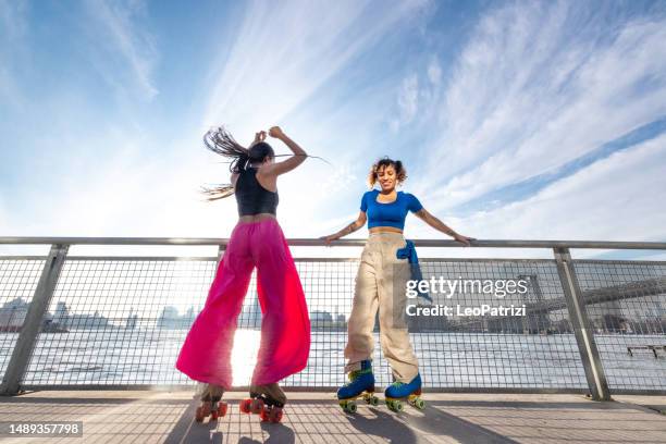 couple dancing with roller skates on hip hop music - rolschaatsen schaats stockfoto's en -beelden