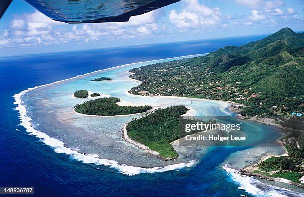 aerial of muri beach and motus. - cook islands - fotografias e filmes do acervo