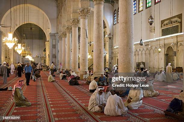 salah muslim prayer, umayyad mosque. - rif dimashq photos et images de collection