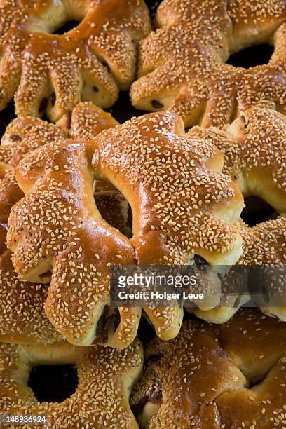 special ramadan bread, souq al-hamidiyya covered market. - rif dimashq photos et images de collection