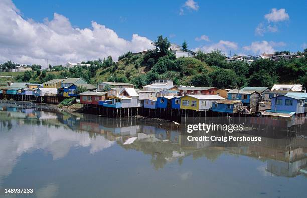 colourful palafitos (wooden houses on stilts) above fiordo de castro. - castro chiloé island stock pictures, royalty-free photos & images