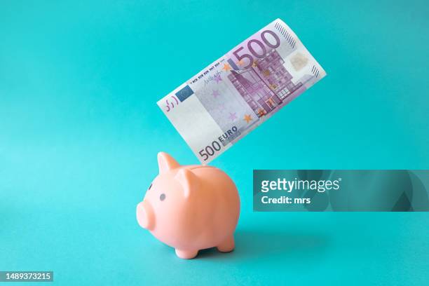 piggy bank with five hundred euro banknote - five hundred euro banknote stock pictures, royalty-free photos & images