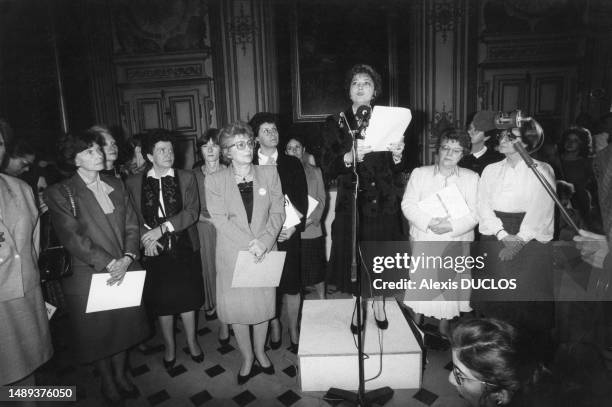 Danielle Mitterrand, Yvette Roudy et Edwige Avice à la création de l'association 'Mariannes', le 6 novembre 1985, à Paris.