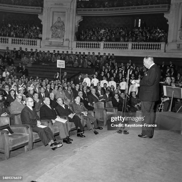 René Coty et Edouard Corniglion-Molinier à l'ouverture de la session du Comité International Olympique à Paris, le 13 juin 1955.