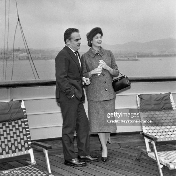 Rainier et Grace III de Monaco sur le pont d'un bateau à Cannes, le 17 novembre 1956.