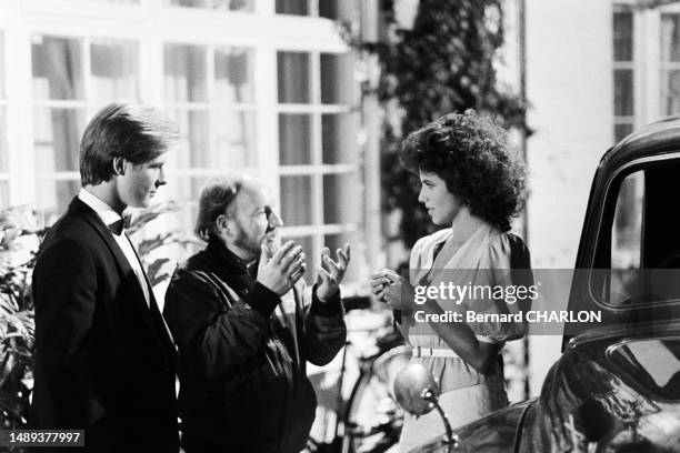 Le réalisateur Michel Lang et les acteurs Simon Ward et Clio Goldsmith lors du tournage du film "L'étincelle", un film de Michel Lang en septembre...