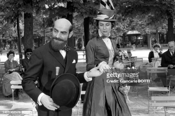 Charles Denner et Juliette Mayniel sur le tournage du film 'Landru' au jardin du Luxembourg, en juin 1962.