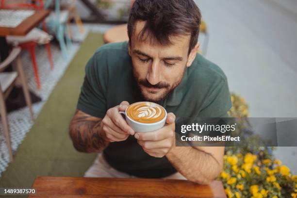 genießen sie den besten kaffee der stadt - espresso mann stock-fotos und bilder