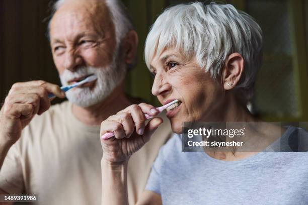 älteres paar putzt sich morgens die zähne. - oral care stock-fotos und bilder