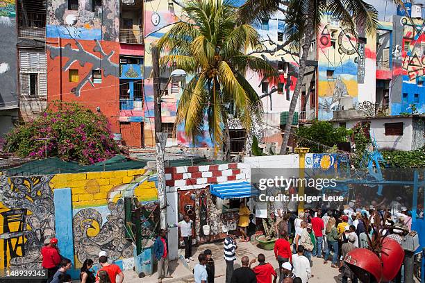 colourful mural walls at callejon de hamel with sunday afternoon rumba crowd. - rumba stock pictures, royalty-free photos & images