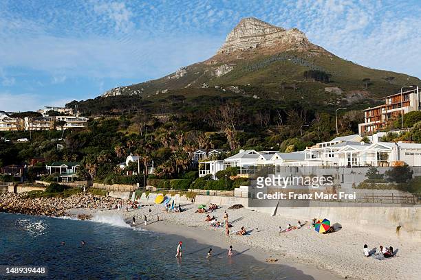 beach and lions head mountain, camps bay. - camps bay stock-fotos und bilder