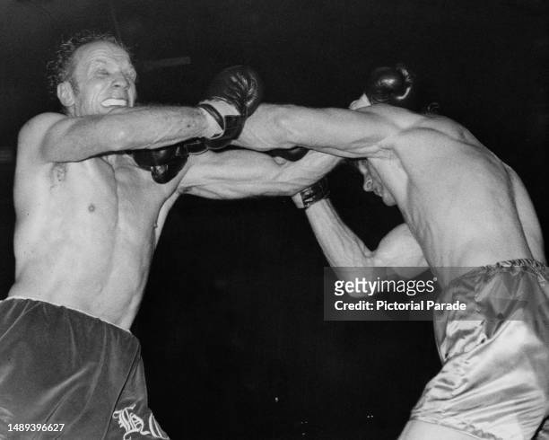 British heavyweight boxer Henry Cooper and Hungarian-born British-Australian heavyweight boxer Joe Bugner during their British, Commonwealth, and...