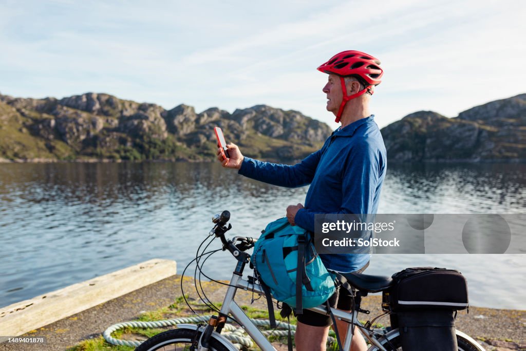 Bleiben Sie auf einer Radtour auf dem Land in Verbindung