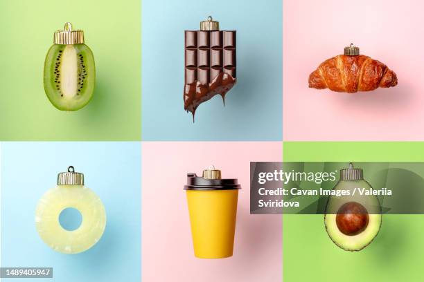 christmas decorations of fruits, chocolate, croissant and coffee - kiwi blue stock-fotos und bilder