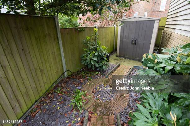 property cottage garden exteriors - moss stock pictures, royalty-free photos & images