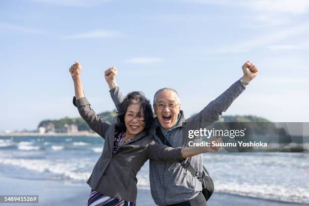 a family of siblings celebrating their sister's birthday. - fujisawa-kanagawa stock-fotos und bilder