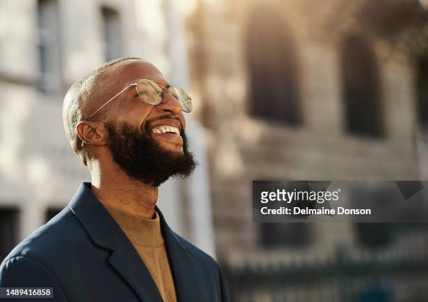 outdoor-porträt eines ehrgeizigen schwarzen geschäftsmannes, der in der stadt lächelt. stockfotografie - portrait of business man looking surprised stock-fotos und bilder