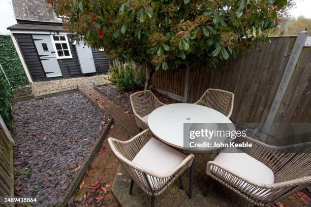 property cottage garden exteriors - red slate circle stock pictures, royalty-free photos & images