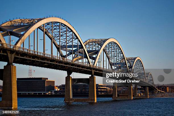 centennial bridge, davenport iowa - davenport foto e immagini stock