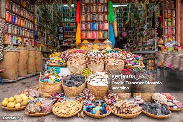 colorful spices and herbs on display in the souk - marrakech spice stockfoto's en -beelden